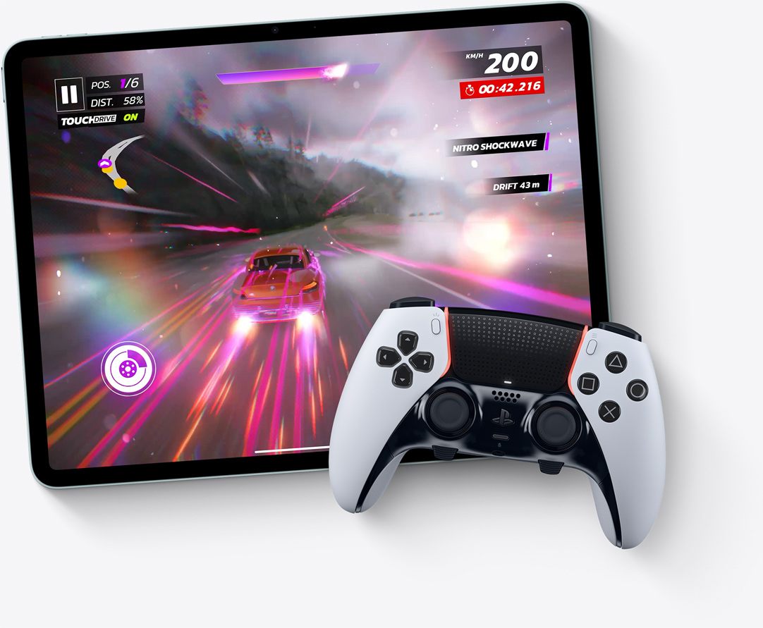 iPad Air, хоризонтална ориентация, екранът показва видеоиграта Asphalt Legends Unite, Playstation контролер