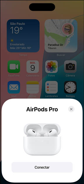 Estojo de recarga MagSafe com AirPods Pro dentro, ao lado de um iPhone. Imagem pequena na Tela de Início do iPhone mostrando como é fácil emparelhar os AirPods com apenas um toque.