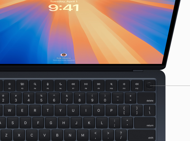 Pessoa usa o MacBook Air para autorizar o pagamento de uma compra online com o Touch ID.