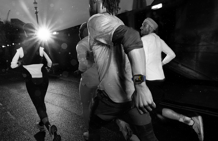 Photo en noir et blanc de personnes en train de courir.