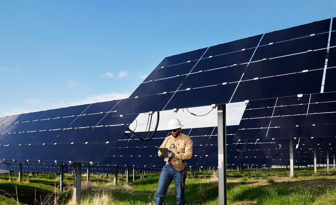 Photo d’un champ avec plusieurs éoliennes produisant de l’électricité.