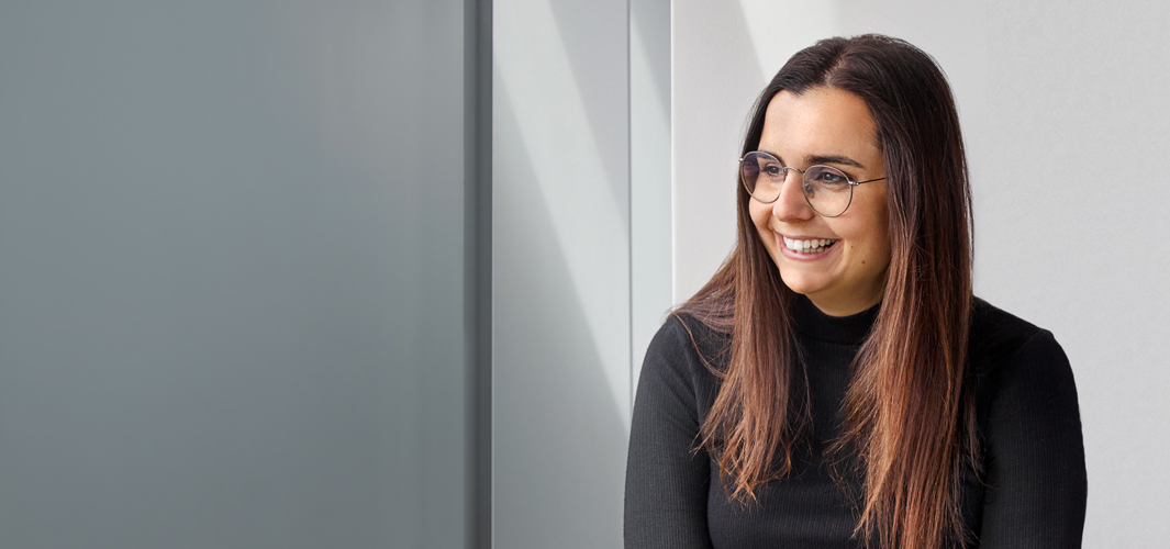 Federica assise à l’intérieur, le visage souriant.