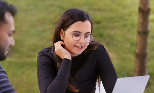 Federica et un collègue travaillant ensemble dehors.