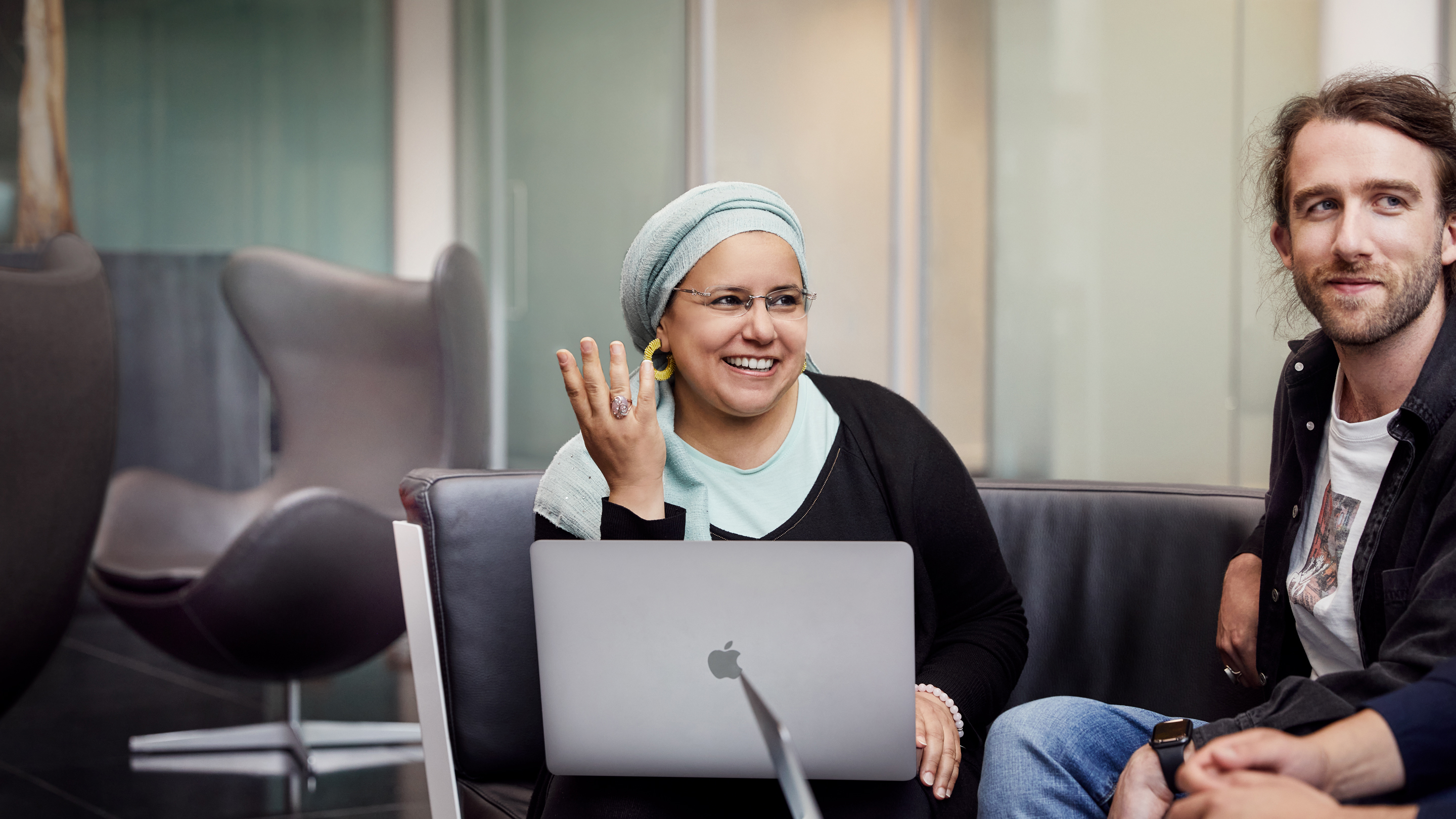 Membres de l’équipe Apple à Cork travaillant ensemble.