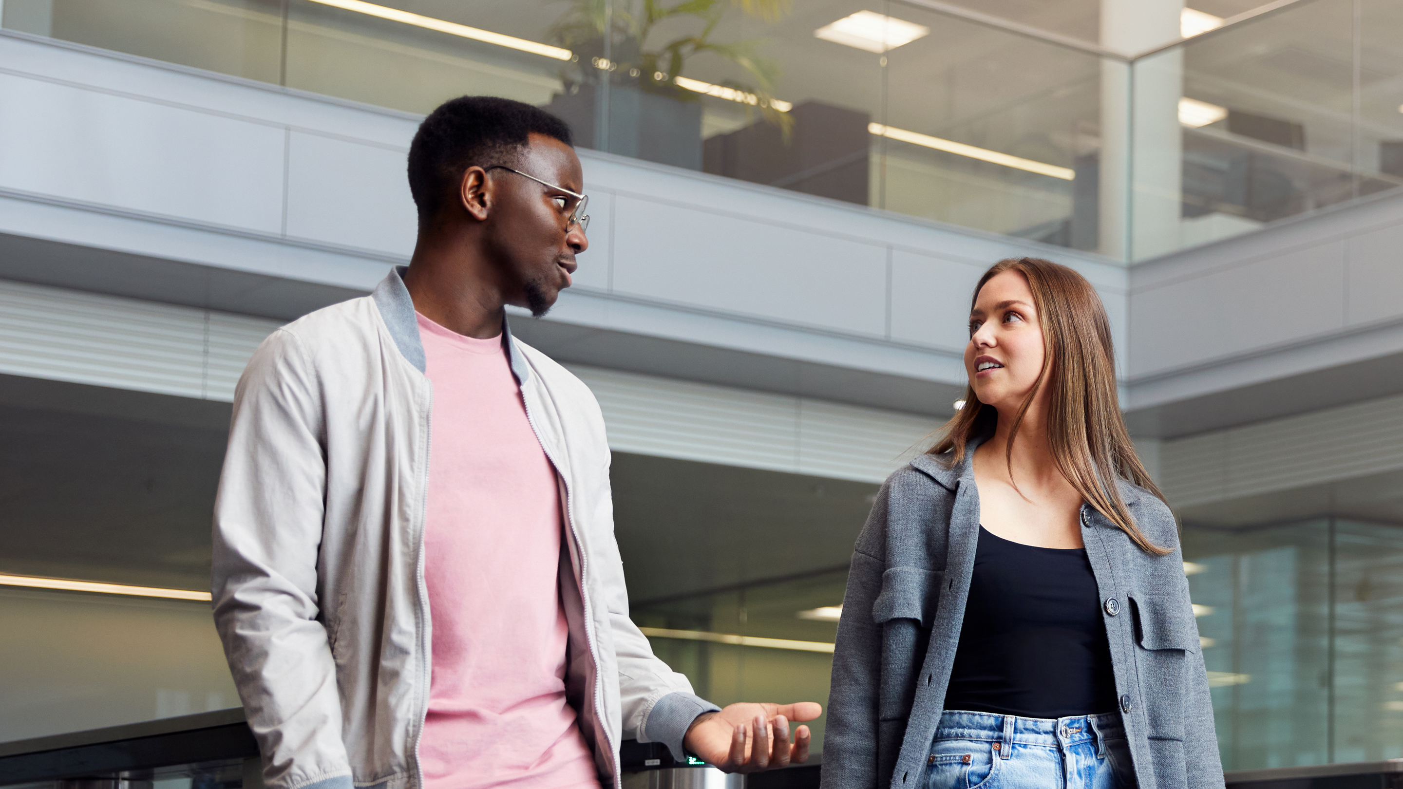 Deux membres de l’équipe Apple à Cork traversant un établissement du campus.