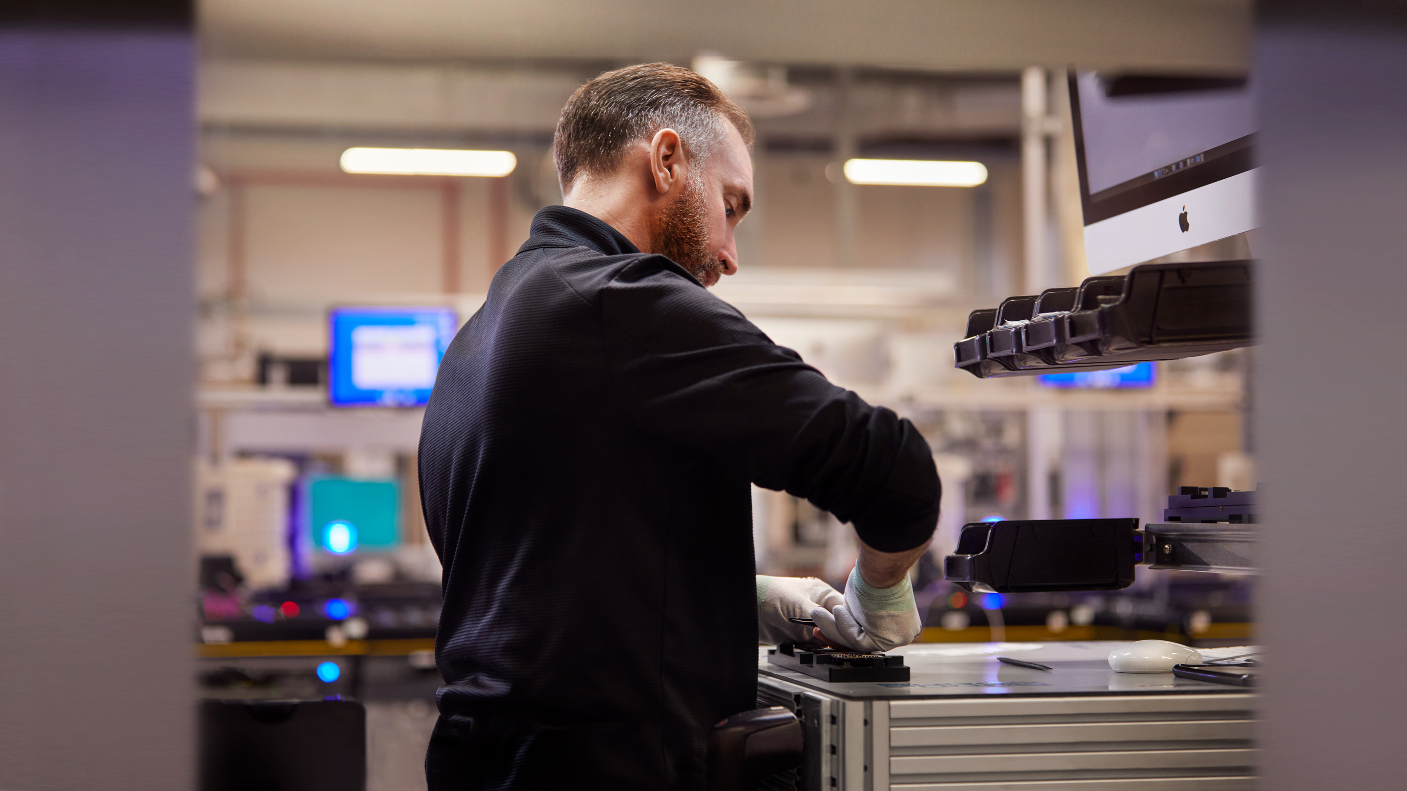 Membre de l’équipe Apple à Cork travaillant dans un laboratoire.