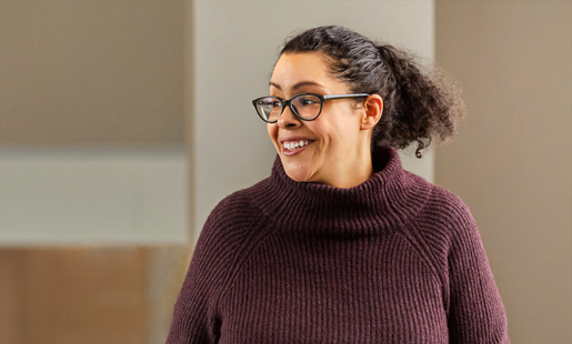 Karen souriant, la tête tournée vers le côté.