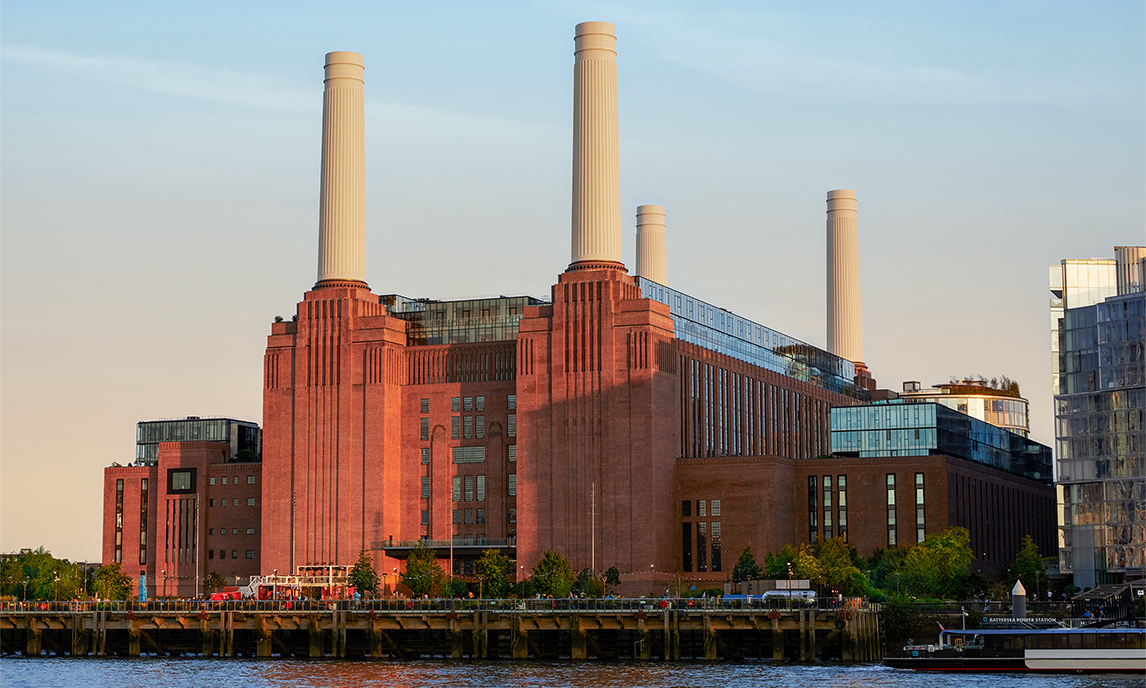 Vue extérieure du bâtiment Battersea en briques, avec ses quatre cheminées.