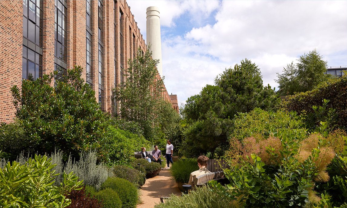 Membres de l’équipe Apple se promenant sur la terrasse du jardin de Battersea.