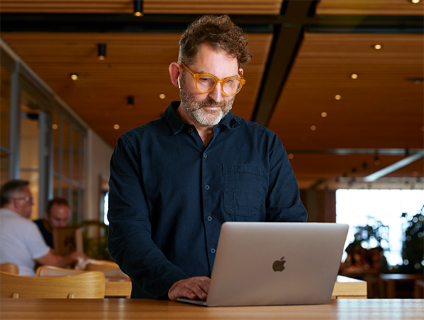 Membre de l’équipe Apple utilisant un MacBook dans un Caffè Macs.