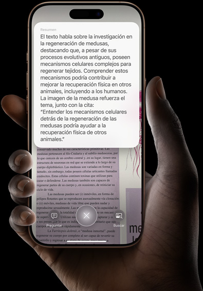 Una mano sostiene un iPhone 16e donde se muestra un texto resumido con Inteligencia Visual.
