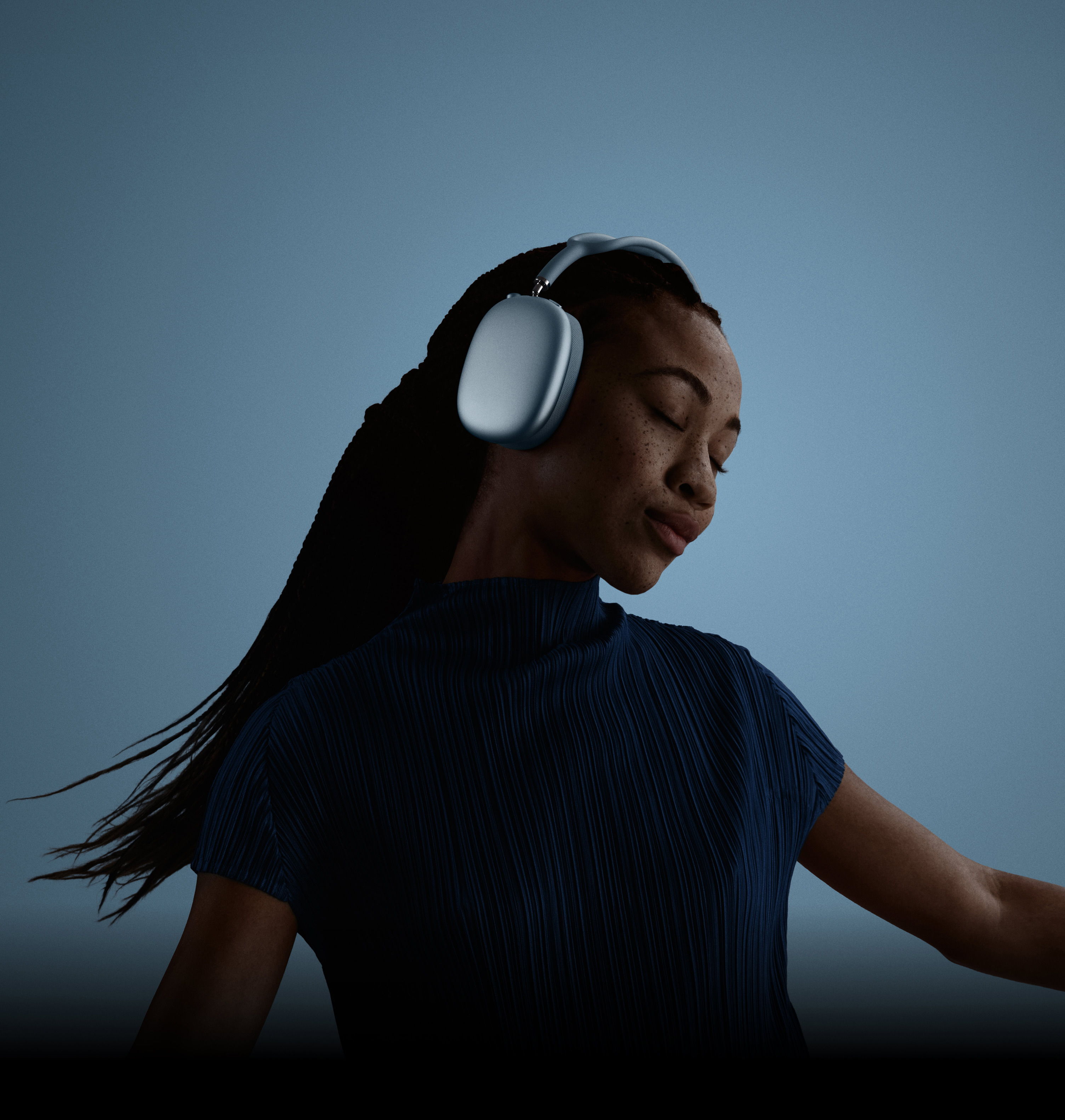 Uma mulher de olhos fechados e a cabeça inclinada para a direita, a usar os AirPods Max.