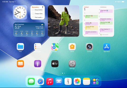 橫向放置的三部 iPad 型號,中央的型號位於另外兩部前方,Apple Pencil 以磁力貼合在中央的型號上方,中央的螢幕展示主畫面上的 Liquid Glass 主題彩色 app 圖示,左方螢幕展示預覽 App,而右方螢幕則展示主畫面,多個檔案從 Dock 以扇形垂直展開