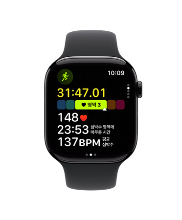 블랙 스포츠 밴드를 장착한 Apple Watch Series 10 전면의 UI에 운동 앱, 실외 달리기, 심박수 영역이 표시되어 있습니다.