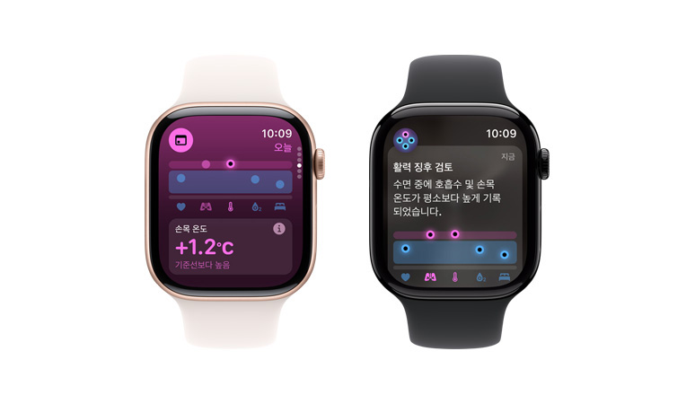 화이트 스포츠 밴드를 장착한 Apple Watch Series 10의 UI에 활력 징후 앱, 손목 온도가 표시되어 있고, 그 옆에 블랙 스포츠 밴드를 장착한 두 번째 Apple Watch Series 10의 UI에는 활력 징후 앱, 손목 온도, 심박수, 분석이 표시되어 있습니다.