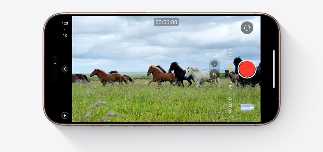 Un iPhone 16 Pro muestra la app Cámara con una imagen estática de caballos galopando, grabada en 4K Dolby Vision a 120 fps.
