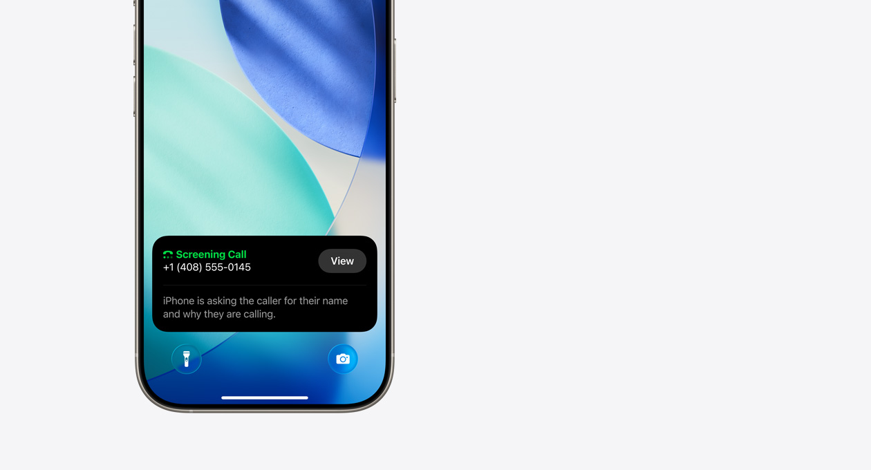 الجزء السفلي من شاشة قفل iPhone يعرض إشعاراً لمراقبة مكالمة، مع نص معناه، 