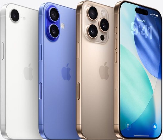 ด้านกล้องของ iPhone 16e สีขาว, iPhone 16 สีน้ำเงินอัลตร้ามารีน และ iPhone 16 Pro ไทเทเนียมทะเลทรายจัดวางแบบซ้อนชั้น และหน้าจอล็อคของ iPhone 16 Pro ไทเทเนียมทะเลทราย