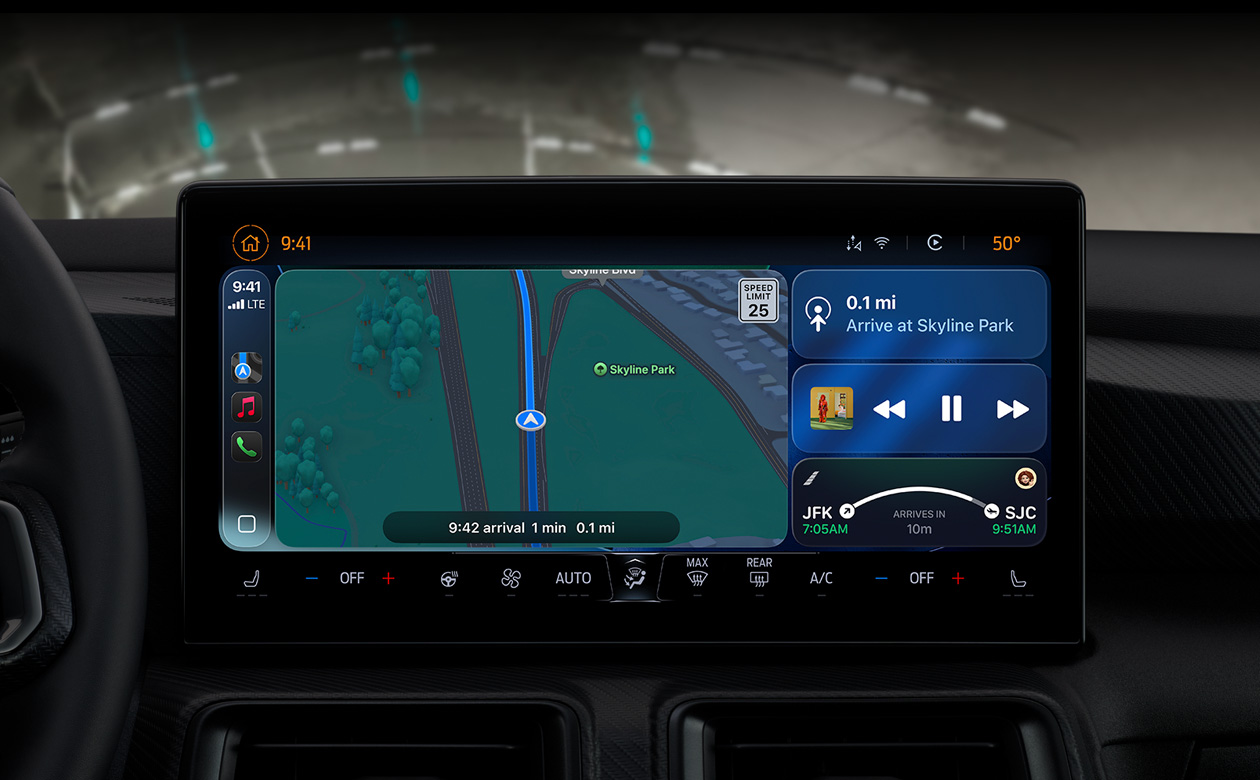 Bir araçtaki CarPlay, Haritalar uygulamasında yol tariflerini, Apple Music’i, uçuş bilgilerini ve araç takımlarını gösteriyor
