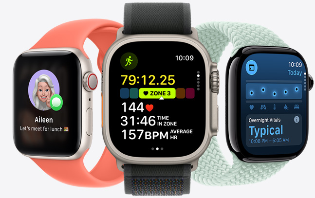 Üç Apple Watch modelinden ortadaki Siyah kordona sahip Naturel renkli Apple Watch'un kadranında koşu sırasındaki kalp atış hızı istatistikleri, sağdaki Deniz Yeşili kordona sahip Simsiyah Apple Watch'un kadranında Yaşam Bulguları, soldaki Koyu Turuncu kordona sahip Yıldız Işığı Apple Watch'un kadranında bir Genmoji görünüyor
