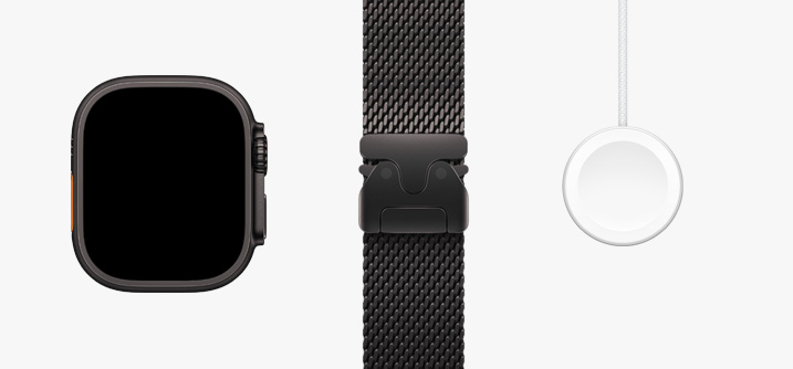 Виставлено в ряд: вид спереду на Apple Watch Ultra 2, міланський сітчастий браслет кольору «чорний титан», кабель USB‑C з магнітним кріпленням для швидкого заряджання.
