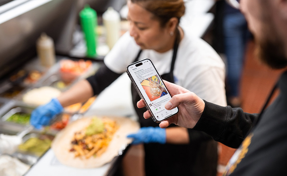Slack en el iPhone ayuda a los equipos de Señor Sisig a comunicarse fácilmente entre todos los puntos.