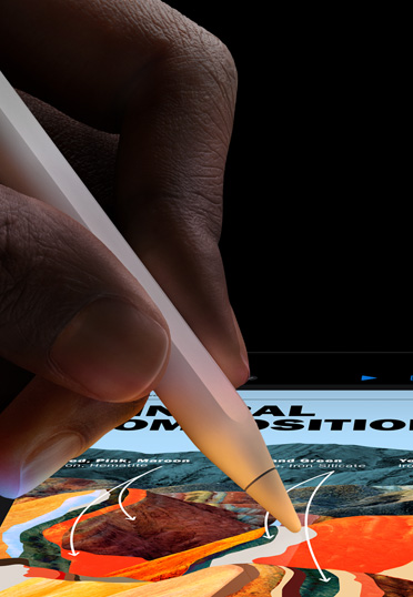 Apple Pencil Pro를 들고 있는 손을 클로즈업한 모습.iPad 화면에는 프레젠테이션이 표시되어 있습니다.
