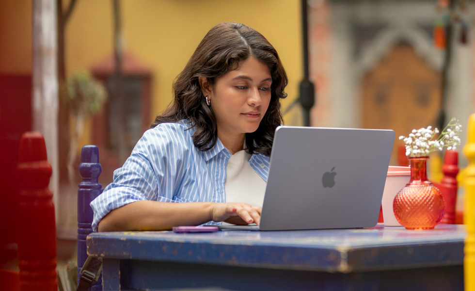 Một sinh viên đang đánh máy trên MacBook
