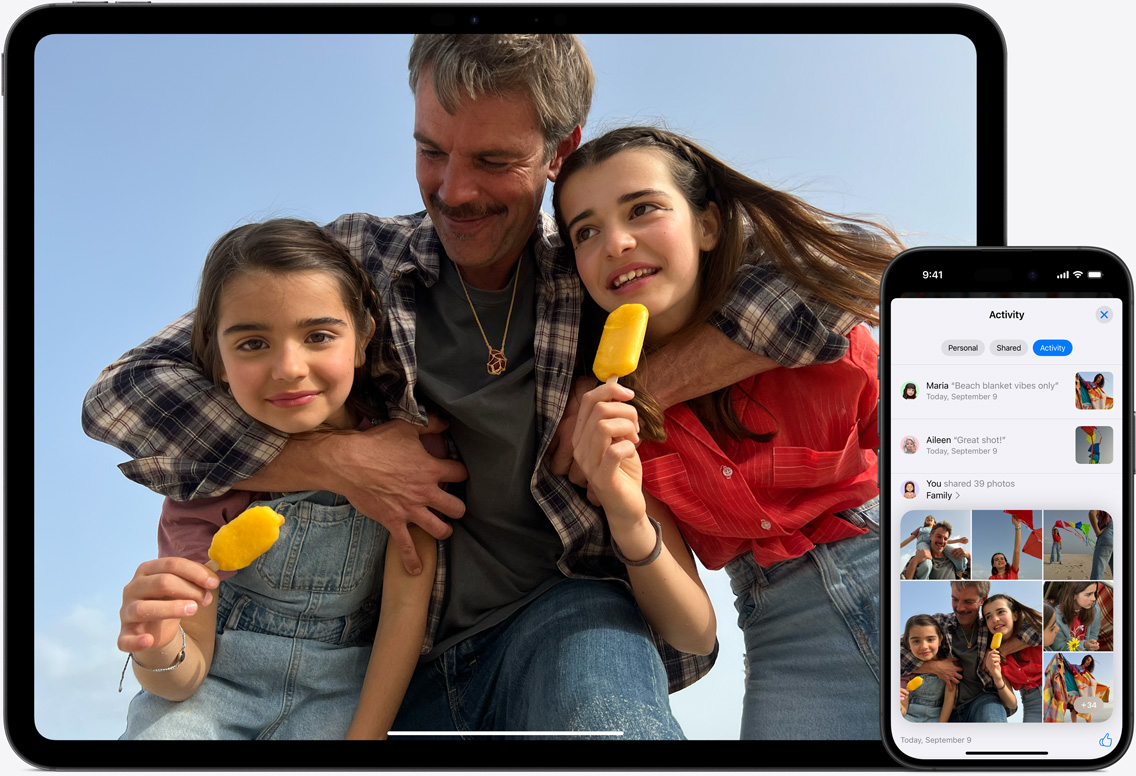 iPad og iPhone viser iCloud-bilder av en far med to døtre på stranden