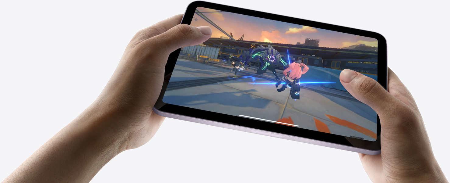 Dos manos sostienen un iPad mini en horizontal que muestra un juego con gráficas avanzadas.