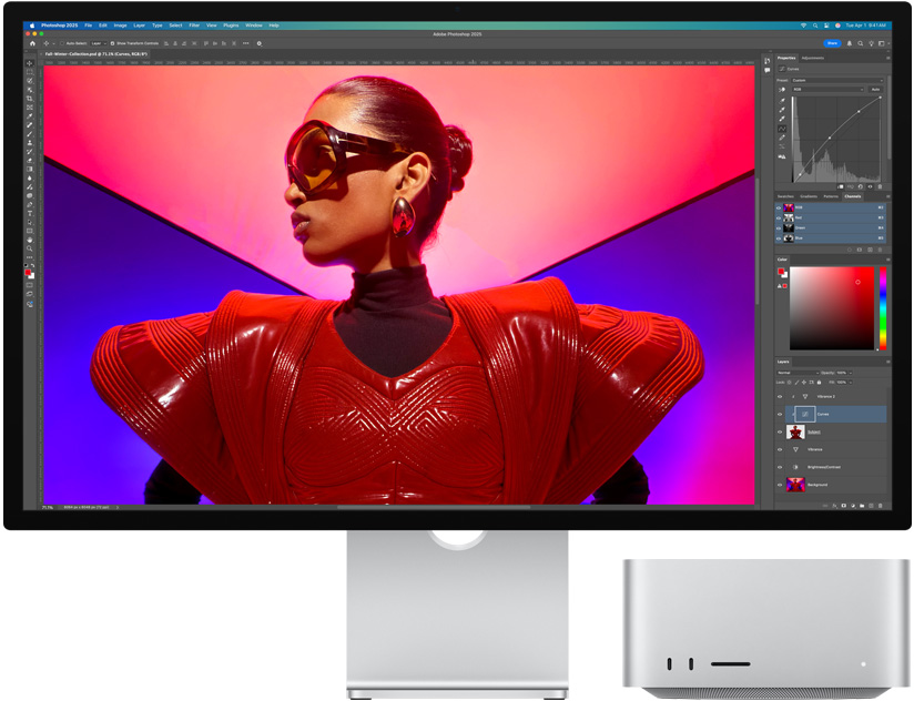 Studio Display 및 Mac Studio가 함께 배치되어 Adobe Photoshop을 사용 중인 모습