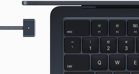 MacBook Air màu Đêm Xanh Thẳm với cáp MagSafe cùng tông màu