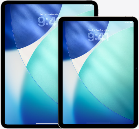 iPad và iPad Air, đặt cạnh nhau, iPad Air ở phía trước chồng lên iPad, hướng dọc, Màn Hình Khóa hiển thị thời gian với hiệu ứng Liquid Glass trong mờ