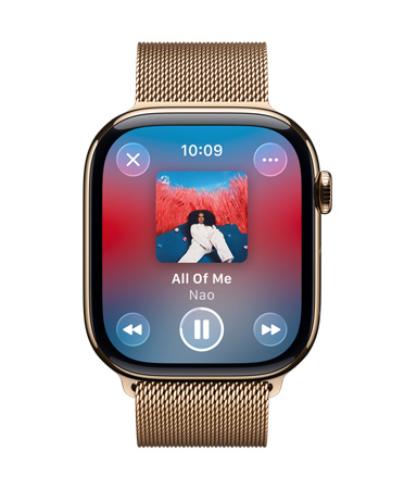 밀레니즈 루프 밴드가 장착된 골드 티타늄 Apple Watch, Apple Music을 재생 중인 시계 페이스, 반투명 Liquid Glass 제어 항목