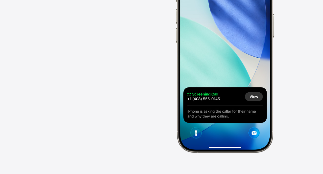 Un iPhone con la parte inferiore della schermata di blocco che mostra una notifica di Filtro chiamate, che dice: “iPhone sta chiedendo il nome e il motivo della chiamata”