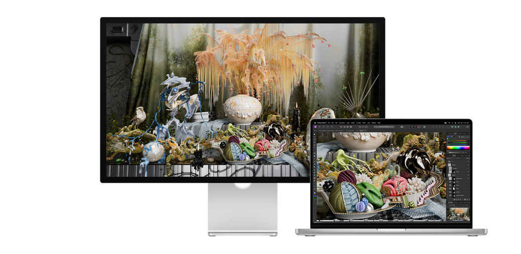 14 吋 MacBook Pro 旁的 Studio Display 顯示 Affinity Photo 中的一項專案。