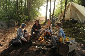 Szenenbild Dick (Justus Schlingensiepen), George (Valeria Eisenbart), Anne (Neele Marie Nickel) und Julian (Quirin Oettl) zelten in der sagenumwobenen Katzenschlucht � 2012 Constantin Film Verleih GmbH / Bernd Spauke