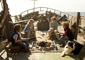 Lagerfeuerromantik: Dick (Justus Schlingensiepen), Anne (Neele Marie Nickel), Julian (Quirin Oettl) und George (Valeria Eisenbart) grillen auf dem Schiffswrack
� 2011 Constantin Film Verleih GmbH