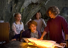Anne (Neele Marie Nickel), Julian (Quirin Oettl), Dick (Justus Schlingensiepen) und George (Valeria Eisenbart) fangen einen mysteri�sen Funkspruch auf
� 2011 Constantin Film Verleih GmbH