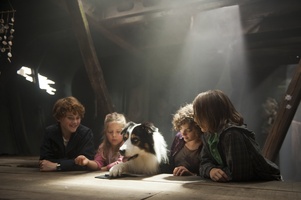 Pfotenabdruck: Julian (Quirin Oettl), Anne (Neele Marie Nickel), George (Valeria Eisenbart) und Dick (Justus Schlingensiepen) mit Timmy
� 2011 Constantin Film Verleih GmbH