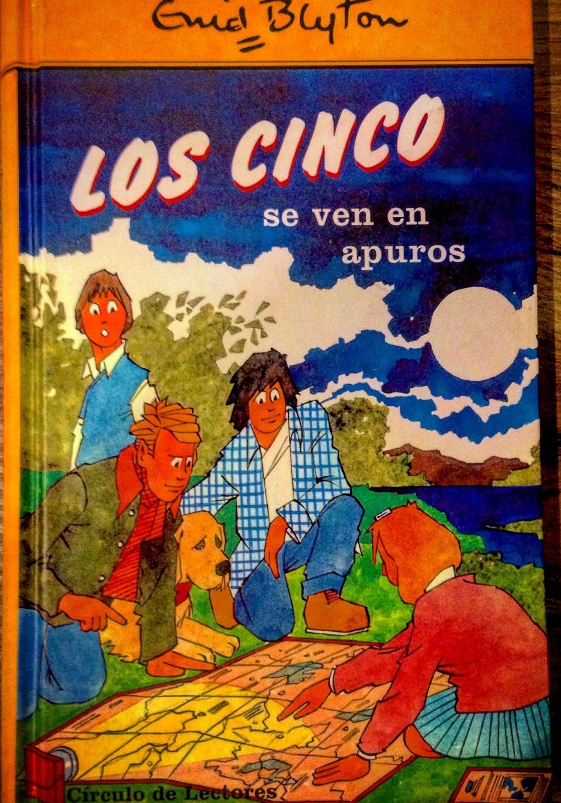 Spanish bookcover: "Los Cinco se ven en apuros"