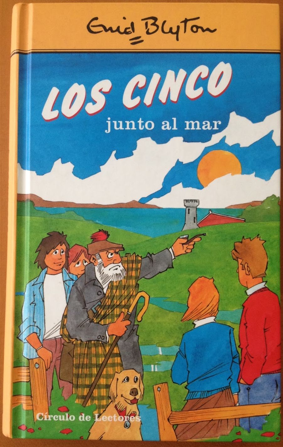 Spanish bookcover: "Los Cinco junto al mar"