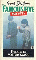 englisches Buchcover: "Five go to Mystery Moor"