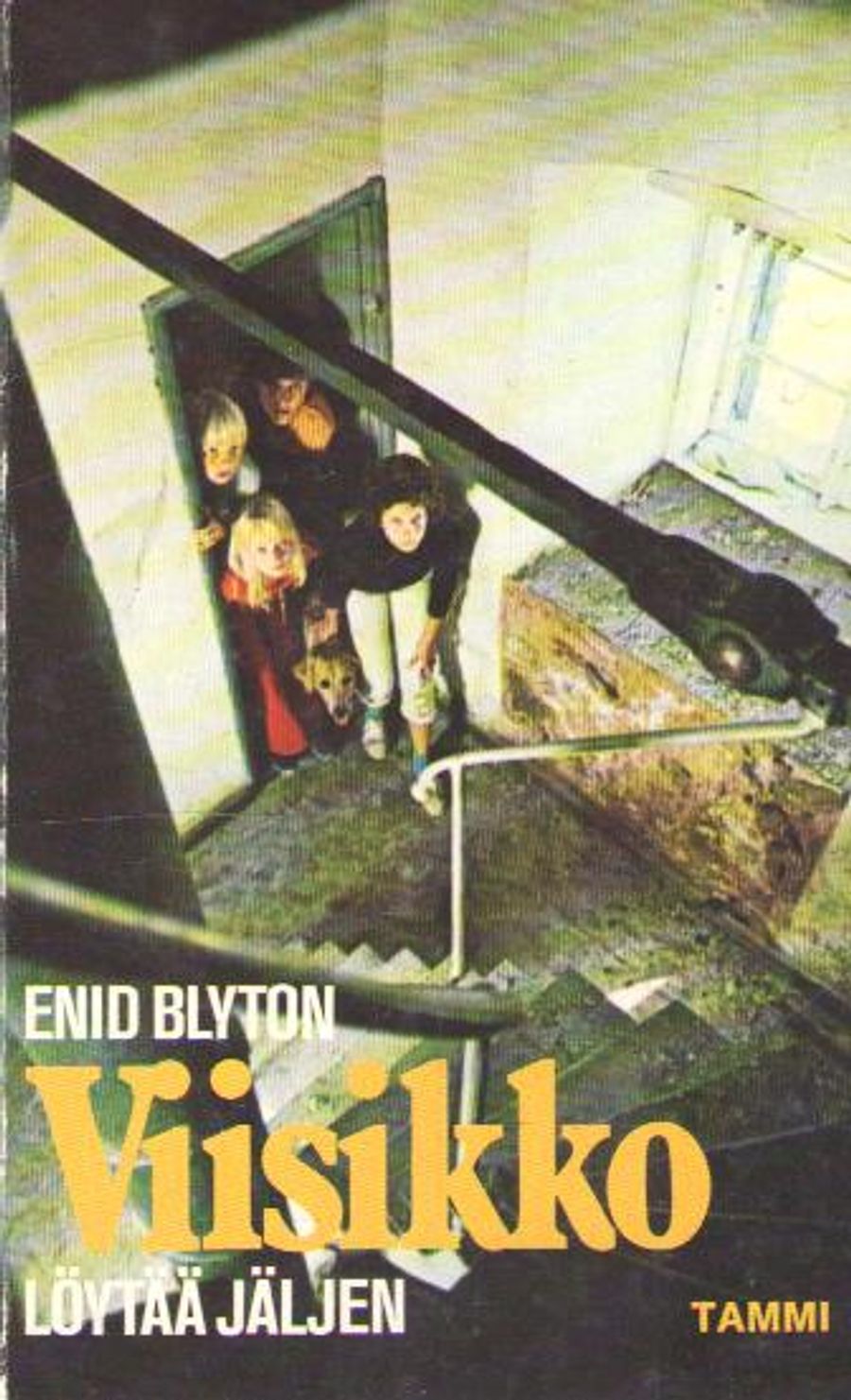 Finnish bookcover: "Viisikko löytää jäljen"