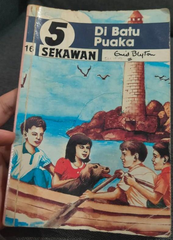 Malay bookcover: "5 Sekawan: Di Batu Puaka"