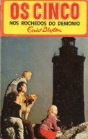 Portuguese bookcover: "Os Cinco nos Rochedos do Demónio"