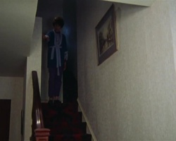 Standbild: George auf der Treppe