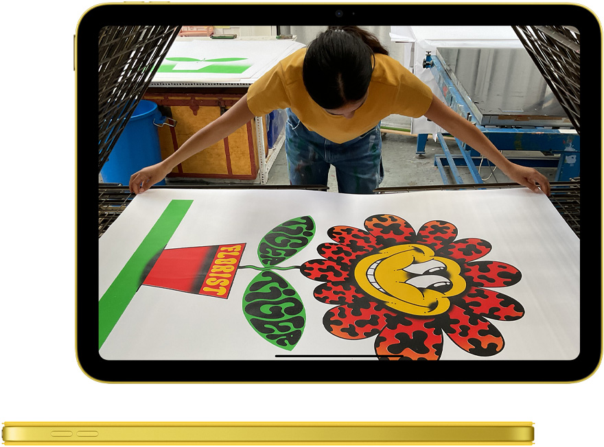 Foto su iPad e vista laterale di un iPad giallo con Smart Folio coordinata